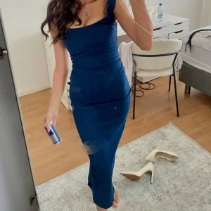 Jeans klänning från pull and bear - Säljer min klänning från pull and bear. Har använts en gång. I storlek XS. Skriv för fler bilder🩵