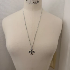 Silverfärgat halsband med stjärnhänge - Fin men i plast! Krimskrams. Halsband. GRATIS om du köper något annat av mig. Hämtas i Hägersten om du vill slippa frakt. Var även uppmärksam på när Plick erbjuder fraktfritt ibland på dyrare plagg. Följ mig gärna. Har mycket att lägga ut i olika storlekar! 