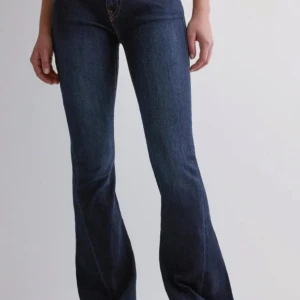 Mörkblå bootcut jeans från True Religion Joey - Säljer ett par mörkblå jeans från True Religion med bootcut passform🩷