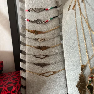 Unika armband i guld och silver - Säljer flera armband med tunna kedjor i guld- och silverfärg. Vissa har detaljerade, orientaliska mönster och andra är mer minimalistiska. Två armband har vingar och färgade pärlor i rött, grönt och vitt. Perfekt för dig som gillar unika smycken med snygga detaljer.