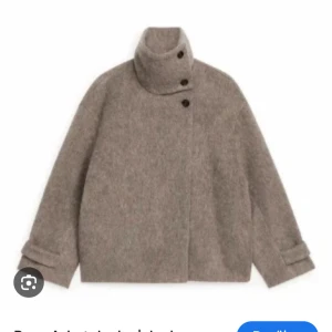 Beige ullkappa med hög krage från arket  - Har denna i storlek 38 men hade gärna velat byta till en 36 eller 34, kan även tänka mig att byta till en annan färg om någon har. 