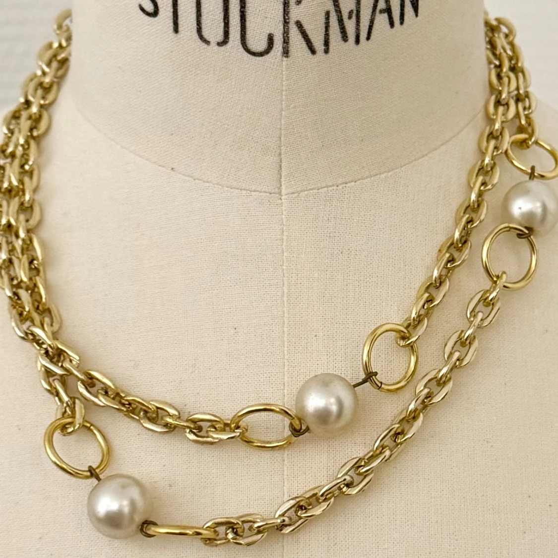 Guldfärgat halsband med pärldetaljer - 1