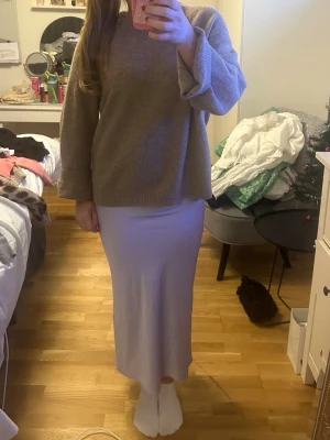 Ljuslila långkjol i satin  - Superfin kjol i satin från yas, endast använd en gång 