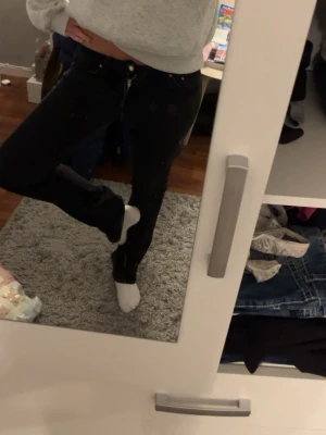 Svarta low waist bootcut jeans - Skit snygga svart low waist jeans men för små för mig då kedjan inte går hela vägen upp tyvärr.