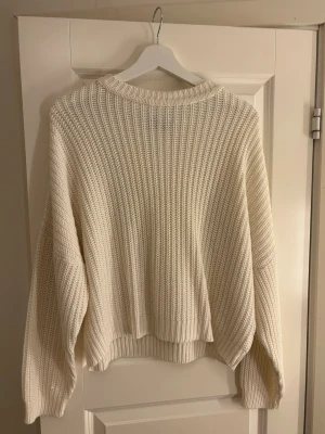 Vit stickad tröja  - Vit stickad tröja från even&odd🩷 vet inte storlek men skulle säga en mindre M 