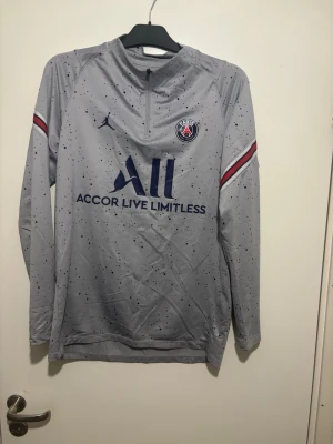 PSG långärmad träningstopp - Säljer en långärmad psg träningstopp i storlek M, är från säsonen 21/22,bra skick