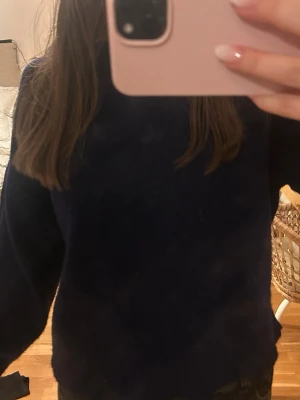 Marinblå stickad  - Marinblå stickad tröja ifrån asos design. Storleken står inte på men är ganska säker att den är i xs/s. Helt oanvänd, köpt för 250kr. Skriv om ni har frågor, vill ha fler bilder, mått eller komma med prisförslag💘💘