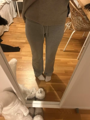 Grå mjukisbyxor  - helt oanvända mjukisbyxor ifrån lager157 i storlek xs. Säljer de gör att de inte har används. Skriv om ni har frågor, vill ha fler bilder eller komma med prisförslag💘