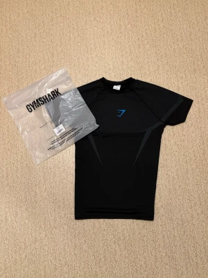 Gymshark onyx -  En gymshark onyx v5 tröja | Vädligt sällsynt och slut sålt efter 5 minuter på hemsidan | Storlek M muscle fit | Köp gärna annonsen på vinted | Tveka inte att höra av dig vid frågor | ladoelgato.resell