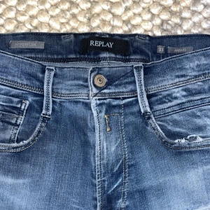Replay anbass  - Säljer ett par replay anbass hyperflex det är hål över vänstra bakficka därav priset men märks inte så tydligen och går att laga enkelt! W 31 