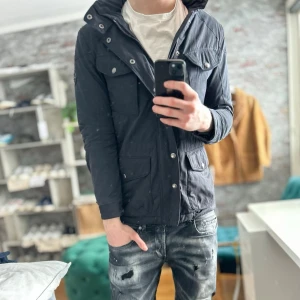 Hackett London Field jacket - Mycket bra skick, inga defekter! Storlek XS sitter som XS och passar dig som är mellan 165-175cm ungefär. Nypris ca 3000kr. Modellen är 185 cm, 75kg, sitter för kort. Passar bra nu till våren! Skriv för mer information!🤝