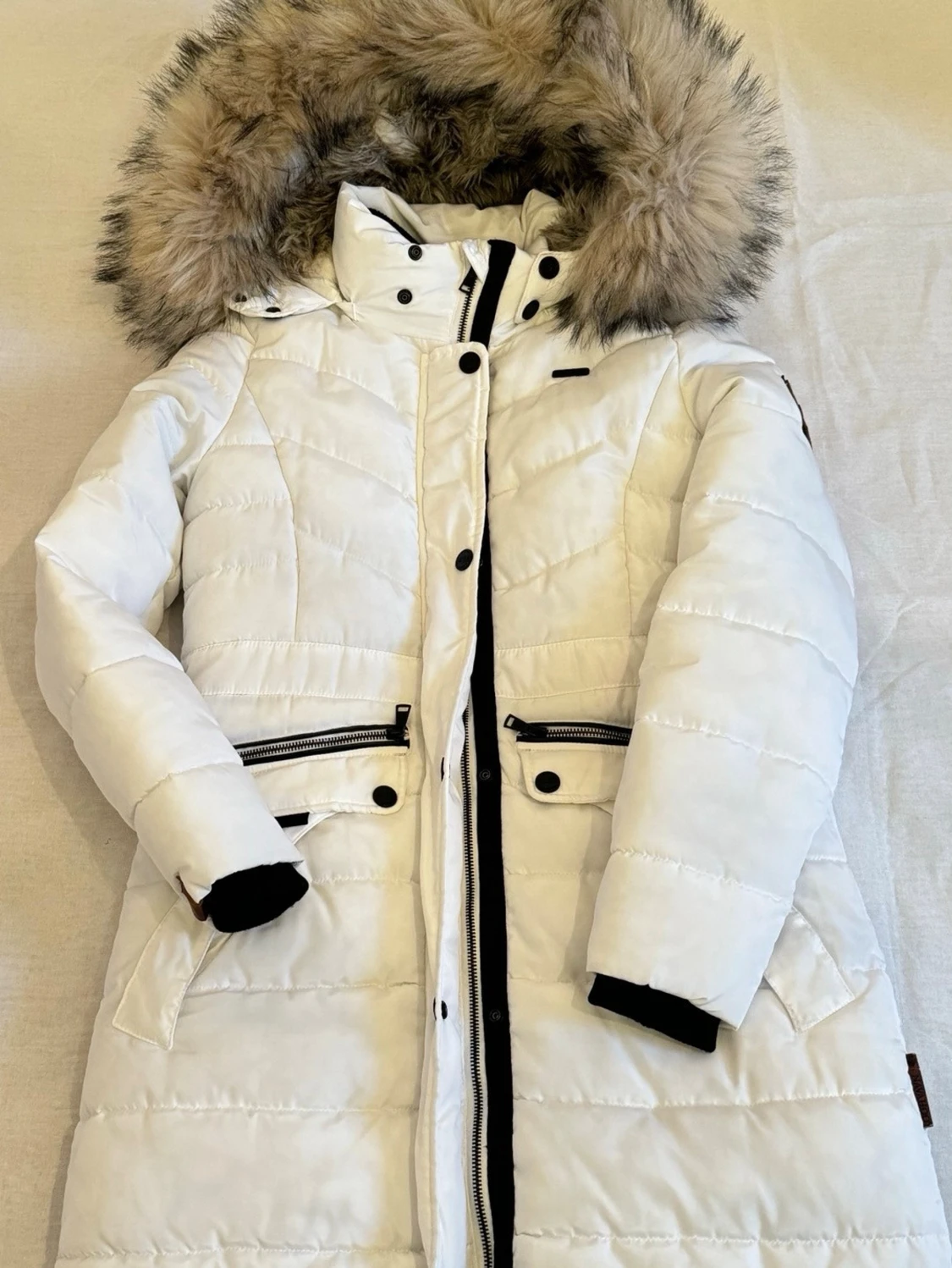 Vit lång vinterjacka med fuskpäls – varm & stilren i storlek small från Zalando - 1