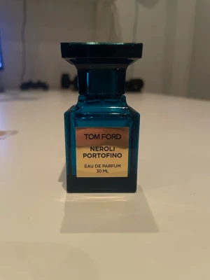 Tom Ford Neroli Portofino 30ml - Cirka 13/30ml kvar. Tar byten men annars 420kr. Priset är inte hugget i sten.