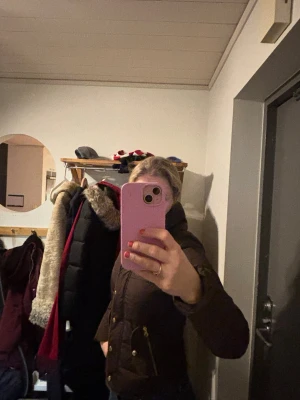 Brun pufferjacka från Vero Moda XS - Säljer en brun pufferjacka från Vero Moda i storlek XS. Jackan har hög krage, guldiga knappar och dragkedjor på fickorna. Snygg figurnära passform. Ett litet hål i innnefodret vid armen, se sida bilden. 