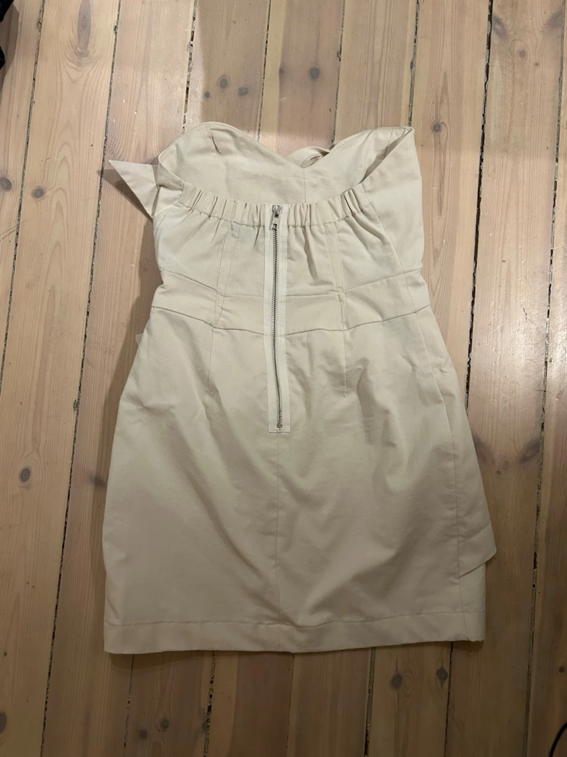 Champagnefärgad axelbandslös kortklänning - 1