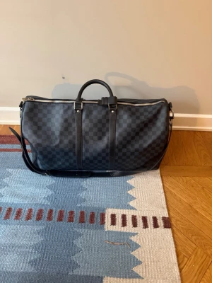 Louis Vuitton keepall 55 - LV keepall 55a. Köpt 2023 på affordable luxury. Inget markant att anmärka. Ytterst litet slitage i kanterna på botten. Som man endast ser vid väldigt nogran undersökning. 