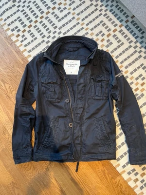Abercrombie & Fitch - militärjacka från Abercrombie & fitch I storlek M   —   Kontakta vid minsta fundering