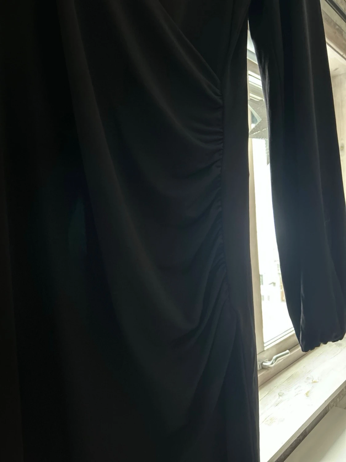 Svart omlottklänning från Aware - 2