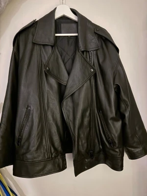 Oversized svart skinnjacka Massimo Dutti - Säljer en oversized svart skinnjacka från Massimo Dutti. Använd kanske 4 gånger. Som ny. Nypris 4000kr