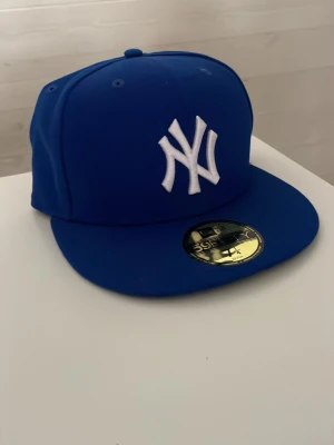New Era keps blå MLB - En blå New Era keps, riktigt snygg keps, fin mörkblå färg. Testad någon gång klisterlapp sitter kvar och såklart är den äkta.