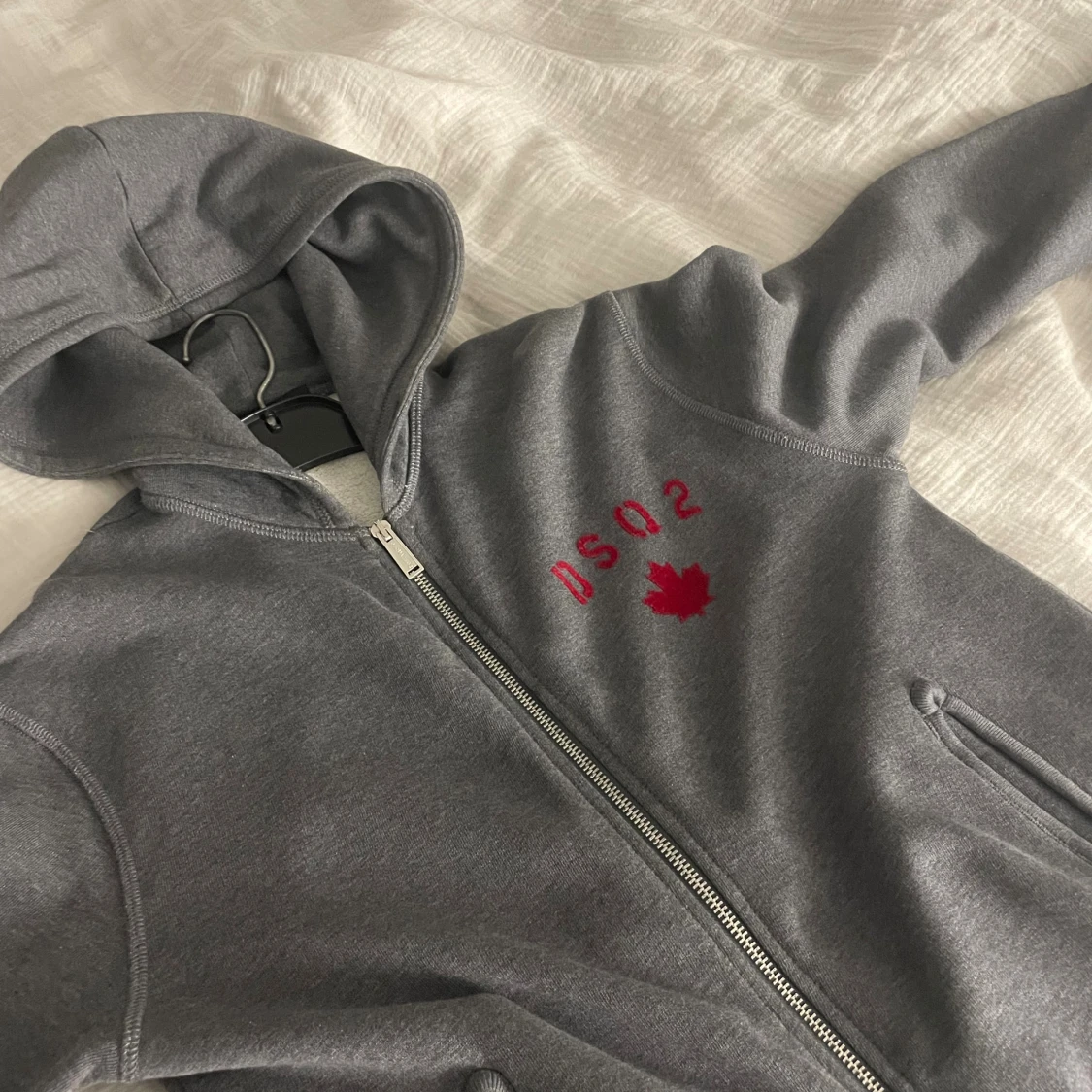 Grå hoodie från Dsquared2 med dragkedja