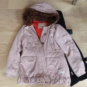 Odd Molly Jacka - Jättefin Odd molly jacka strl 3 i rosa. Stor och mysig luva. Jag är en M och den sitter bra på mig.