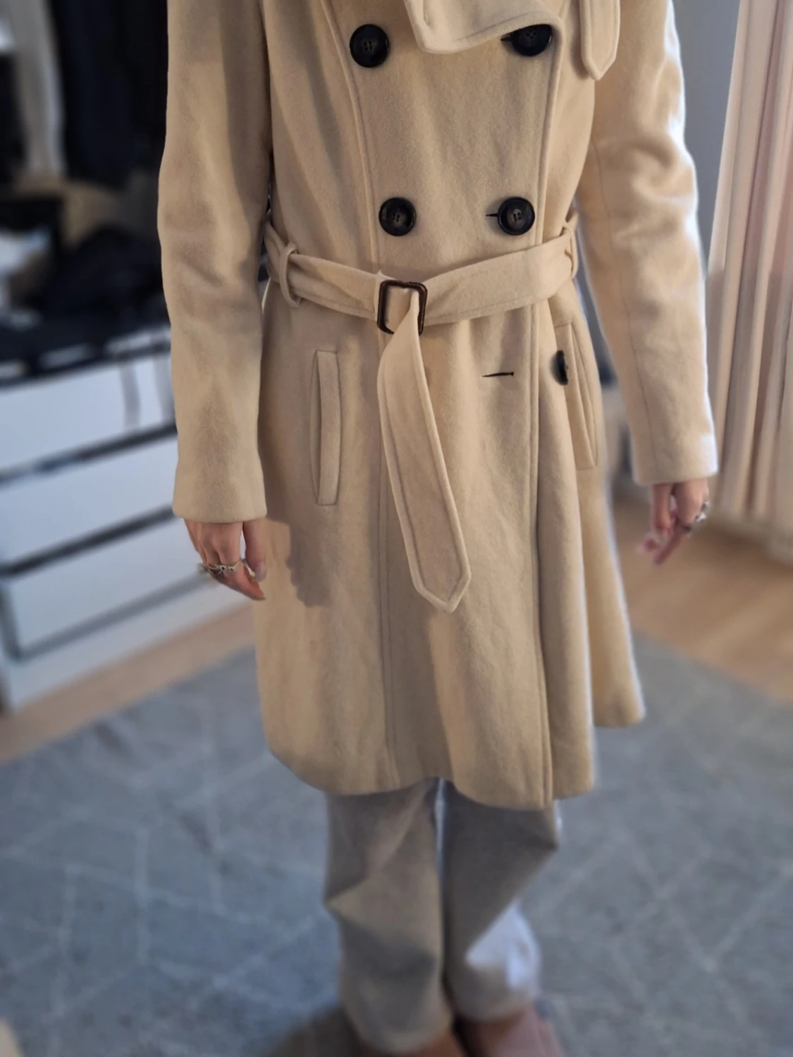 Beige trenchcoat med bälte och knappar