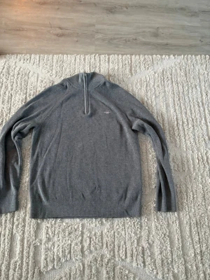 Gant tröja - Hej, jag säljer min oanvända gant tröja som är i 10/10 skick perfekt för dig som vill ha på dig nått vid finare tillfälle eller bara va stilig i vardagen. Pris kan diskuteras vid snabb affär