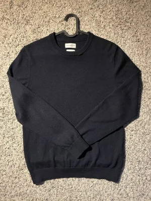 Svart merinoulltröja These Glory Days - En snygg klassisk merinoull tröja i väldigt fint skick, färg mörkblå och storlek s. Hör av er vid minsta lilla fundering 