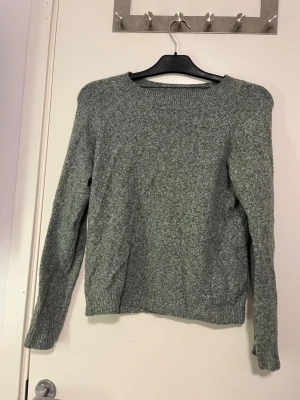 Grå stickad tröja från Vero Moda XS - Mysig grå stickad tröja från Vero Moda i storlek XS. Tröjan har rund halsringning, långa ärmar och ribbade muddar vid ärmslut och nederkant. Perfekt för kyliga dagar och enkel att matcha med jeans eller kjol. Använd fåtal gånger och köpt här på plick. Pris kan alltid diskuteras!🤗