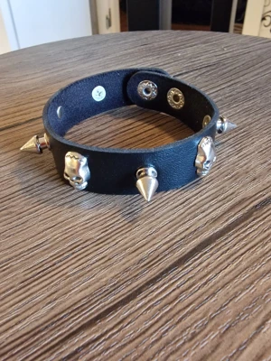 Armband punk - Punkarmband i PU-läder för män/kvinnor. Goth punk rock-armband. 22 cm långt.