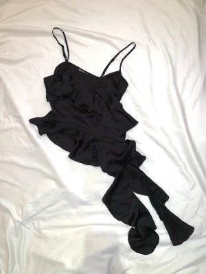 Svart asymmetrisk topp Gina Tricot - Size xs, but I’m size s and it fits me perfectly, so I’d say it’s more size s. only been used once!