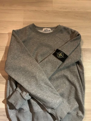 Stone Island - En grå stone Island tröja som enbart är använd ett få tal gånger då jag tycker den är lite för stor