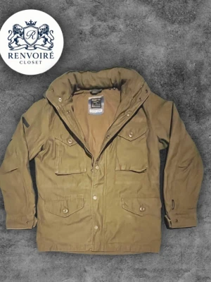 Mörkgrön fieldjacket från superdry - Säljer en mörkgrön fieldjacket från superdry. Storlek M passar någon 180-190