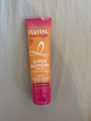 L'Oréal Elvital Super Blowdry Cream - L'Oréal Elvital Dream Length Super Blowdry Cream är en leave-in kräm för långt hår. Kommer i en snygg orange och rosa tub på 150 ml. Innehåller vitamin och ricinolja för att vårda längder och ge 48h formminne. Perfekt för dig som vill ha mjukt och följsamt hår.