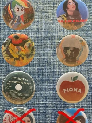 Pins - Säljer tryckknappar/ pins / badges med musiktema. Motiven uppifrån och ned: Readioheadxmlp, Billie Eilish, Andrianne Lenker, Tyler the creator, The Smiths, Fiona Apple, Lana del Rey, Kent. På andra bilden syns baksidan.    ‼️Jag har fler designs på min profil så gå in och kolla där. Jag är öppen för förslag på paketpris!‼️