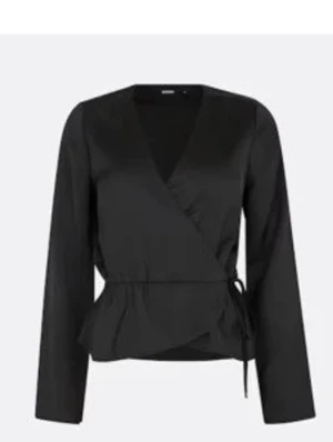 Blus - En svart silk blus från bikbok ord.pris:399kr