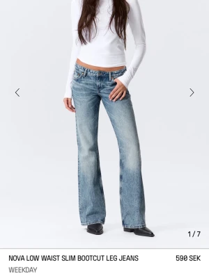 Low waist bootcut jeans Nova Weekday - Low waist bootcut jeans från Weekday i modellen Nova. Ljusblå, storlek 29/32. Jeansen passar mig som är 172cm🥰