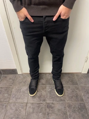 Jack & Jones Slim/Glenn - Svarta Jack & Jones jeans. Väldigt bra skick. Modellen är 173cm, 64kg. Pris kan självklart diskuteras!