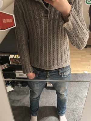 Grå stickad tröja Tiger of Sweden - Säljer en grå stickad tröja från Tiger of Sweden i storlek M. Tröjan har ett snyggt ribbat mönster, hög krage med knapp och långa ärmar. Perfekt för kyliga dagar och riktigt skön att bära. Den är även väldigt unik och jag har aldrig sätt någon annan ha den! Hör av er vid minsta fundering🙌🙌