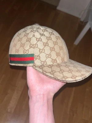 BEIGE GG KEPS BYTEN TAS - Storlek S hjälper min storebror