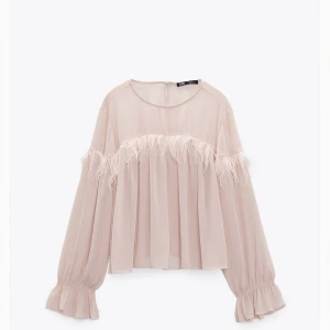 Jättefin och söt blus från Zara.  - Väldigt fin rosa färg med fjädrar. Unik och söt. Helt oanvänd. 