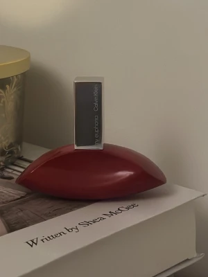 My euphoria Calvin klein 30ml  - Använd knappast. Finns tyvär ingen låda till parfymen. Top not black currant, medel not orchid sesame och tuberose och bas not sandalwood,agarwood(oud) och bamboo. 