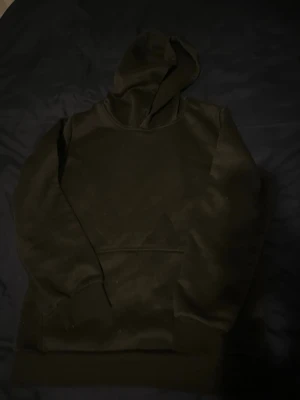 Svart mjukis hoodie  - Jätte bra för vinter är jätte bekväm att ha och passar till alla stilar 