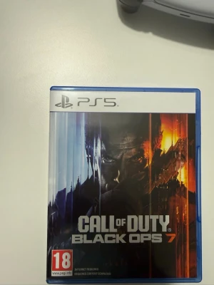 Call of Duty: Black Ops 7 (PS5) -  Call of Duty®: Black Ops 7 tar Treyarch och Raven Software med spelarna på den hittills mest sinnesvidgande Black Ops-upplevelsen.