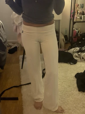 Vita yoga pants med utsvängda ben - Kan användas olika sätt 