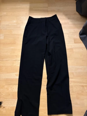 Svarta kostym byxor ifrån NA-KD - Säljer ett par svarta kostymbyxor ifrån NA-KD. Knappt använda och har fin kvalitet!