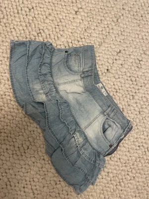 Volangkjol i ljusblå denim - Så söt minikjol i denim ❤️