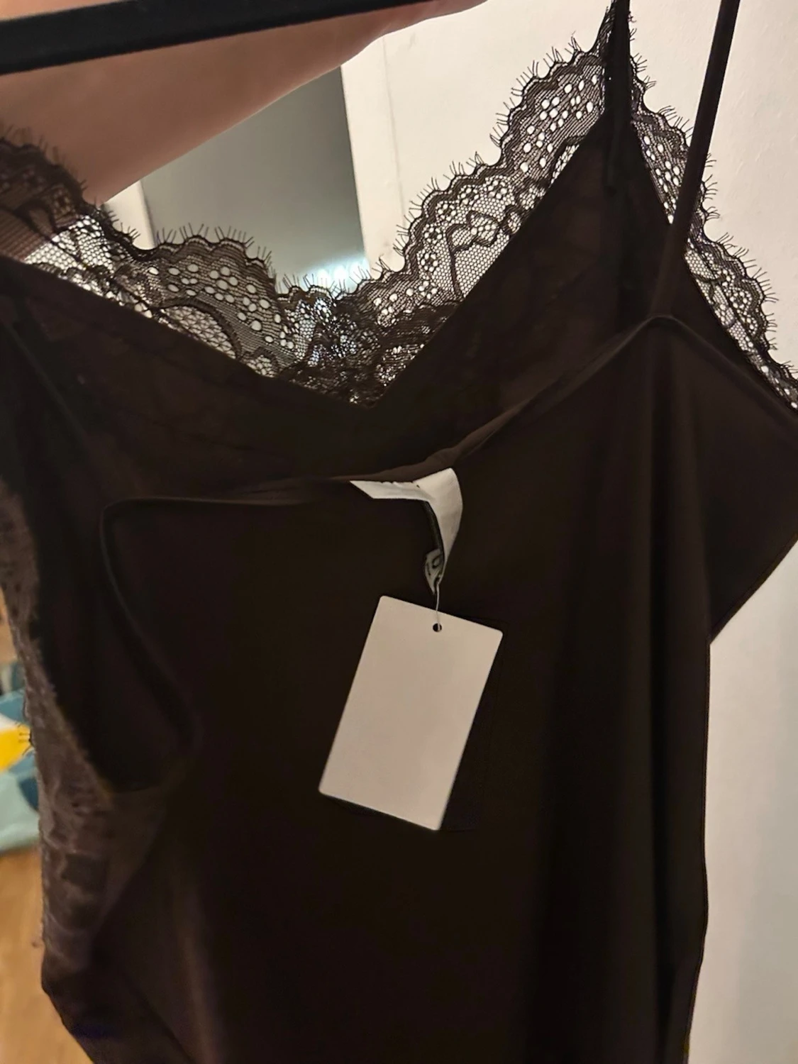 Brun spetsdetaljerad linnetopp - 1