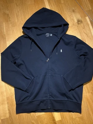 Ralph Lauren zip hoodie  - Helt ny Ralph Lauren zip hoodie. Legat i garderoben för den är lite liten. Passar till allt. 